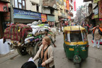 インド・デリー市内の混沌とした交通状況