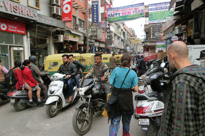 インド・デリー市内の混沌とした交通状況