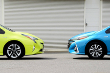 （左から）トヨタ プリウス（4代目）、プリウスPHV（2代目）