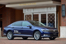 フォルクスワーゲン 新型パサート ”TDI ハイライン”[ボディカラー：アトランティックブルーメタリック]＜※車体サイド部の”TDI”デカールは試乗車専用の特別装飾＞