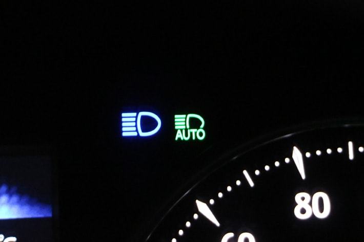 ハイビームが点灯している状態(青いランプ)