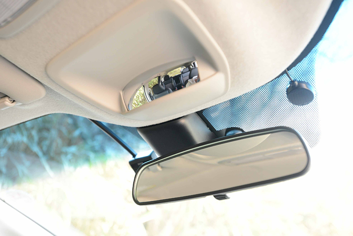 運転中に後席の様子を確認できるのはファミリー層にとって、安心な装備である