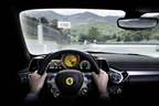 フェラーリ 458イタリアのステアリングハンドル│運転操作中、親指で簡単に（？）操作できるよう中央部にボタン式のウィンカーが配置されている
