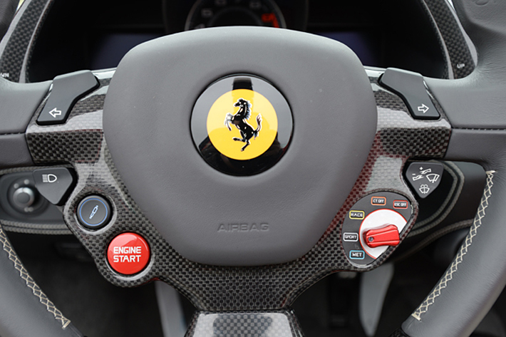 フェラーリ 458イタリアのステアリングハンドル│中央部にボタン式のウィンカーが配置されている