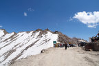 6月末でも残雪が残るカルドゥン・ラ峠。