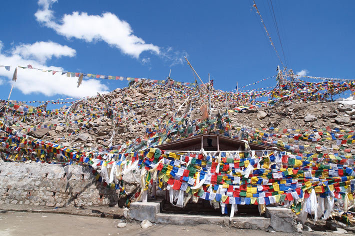 チベット文化圏ならどの山でも見られる5色の旗、タルチョ。