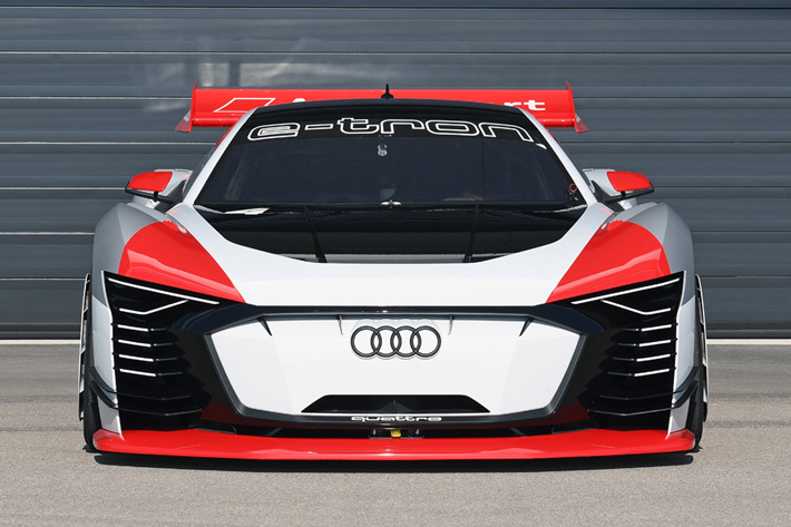 Audi e-tron Vision Gran Turismo（ビジョン グラン ツーリスモ）