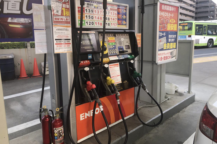 ガソリンスタンドに貼ってあるポスターなどでどのようなサービスがあるか確認できる