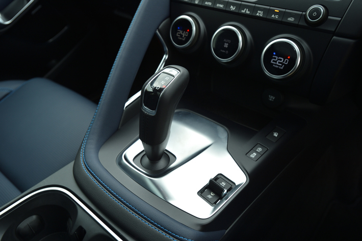 JAGUAR E-PACE（ジャガー Eペイス） R-DYNAMIC SE 2.0L P250