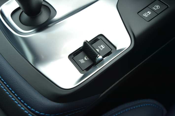 JAGUAR E-PACE（ジャガー Eペイス） R-DYNAMIC SE 2.0L P250