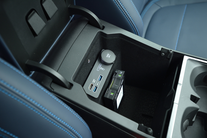 JAGUAR E-PACE（ジャガー Eペイス） R-DYNAMIC SE 2.0L P250