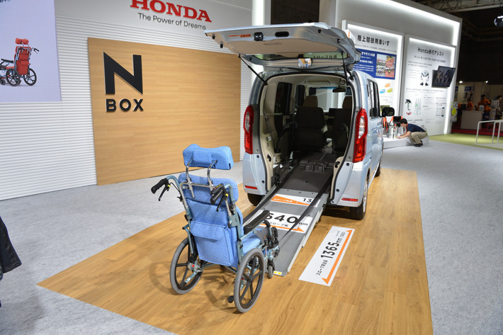 ホンダ N Boxに新しく追加された スロープ仕様 は 第3のn Box だ バリアフリー18展 1 2 話題を先取り 新型車解説18 Mota