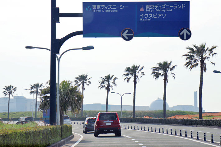 カーブを曲がると東京ディズニーシー駐車場入り口だ[ディズニーへ行くなら葛西出口は使ってはいけない]