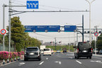 国道357号線舞浜交差点を曲がり舞浜ローズタウン前交差点に向かう。左3車線は全て東京ディズニーリゾート方面に曲がることが出来るから慌てなくてよい。[ディズニーへ行くなら葛西出口は使ってはいけない]