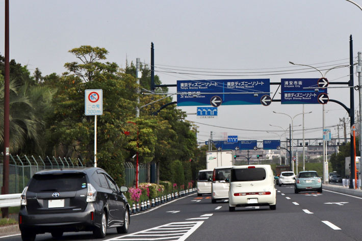 国道357号線舞浜交差点を過ぎ、葛西側からのクルマとも合流。いよいよ東京ディズニーリゾートまであとわずか！[ディズニーへ行くなら葛西出口は使ってはいけない]