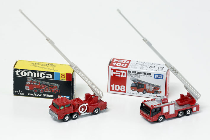 新旧のはしご付き消防車[TOMICA(トミカ)]