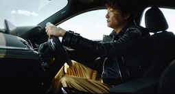 BMW X2のスペシャルムービーに出演する香取慎吾氏