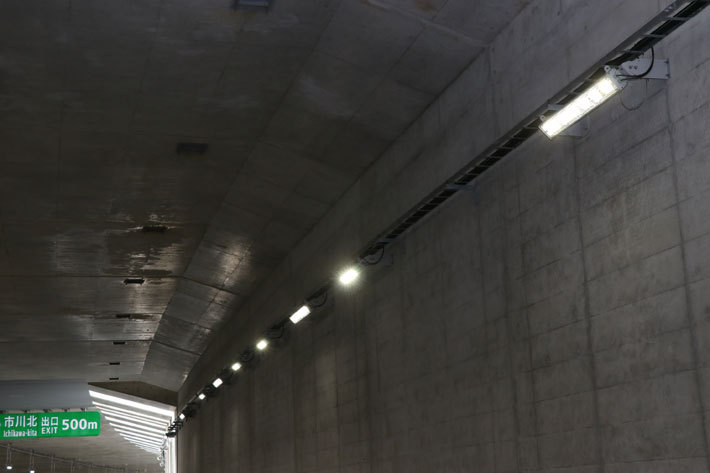 プロビーム照明は非対称照明とも呼ばれ、車両の進行方向に向かって照らすのが特徴。先行車背面の視認性が高まる効果がある[2018年5月15日(火)／東京外かく環状道路(外環道：三郷南IC～高谷JCT間：2018年6月2日開通予定) 報道陣向け現場公開]