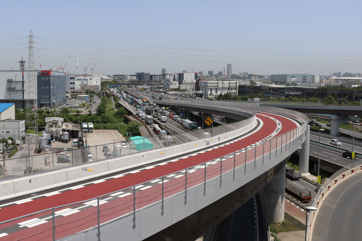 船橋方面に向かい国道357号線湾岸道路は激しい渋滞となっている［外環道・高谷(こうや)JCT付近：東関道・首都高湾岸線接続部］[2018年5月15日(火)／東京外かく環状道路(外環道：三郷南IC～高谷JCT間：2018年6月2日開通予定) 報道陣向け現場公開]