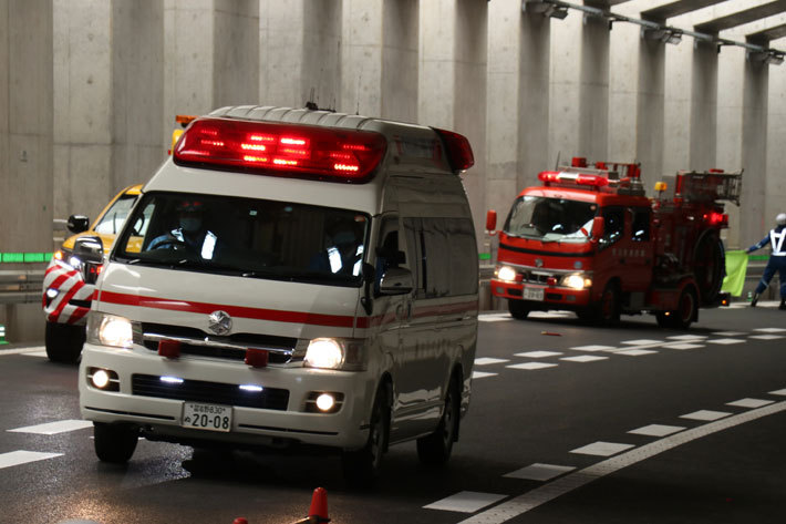 あ 救急車が来た 運転中に緊急車両が接近してきたときの譲り方を再確認 特別企画 Mota