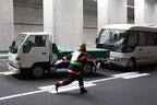 ［レスキュー隊がいち早く安全を確保するため素早い確認に回る］市川市域 消防訓練／防災施設[2018年5月15日(火)／外環道：東京外かく環状道路(外環道：三郷南IC～高谷JCT間：2018年6月2日開通予定) 報道陣向け現場公開]