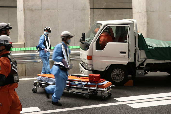 ［市川市消防局の救急隊が事故現場に駆け寄る］市川市域 消防訓練／防災施設[2018年5月15日(火)／東京外かく環状道路(外環道：三郷南IC～高谷JCT間：2018年6月2日開通予定) 報道陣向け現場公開]