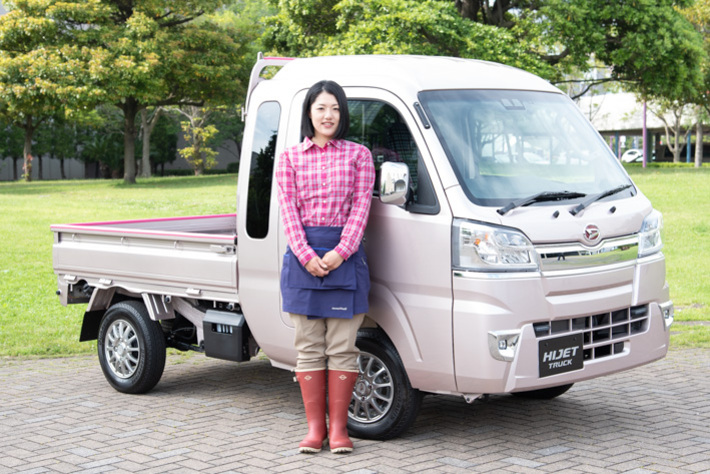 ダイハツ 新型 ハイゼット トラックと、農業女子 プロジェクトメンバーの竹ノ内真理子さん[ダイハツ ハイゼット トラック 新機能体感試乗会：2018年5月17日・ホテルニューオータニ幕張(千葉県千葉市)]