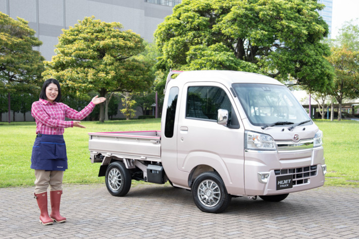 農業女子 プロジェクトメンバーの竹ノ内真理子さんとダイハツ 新型ハイゼット トラック ジャンボ”SA IIIt”（農業女子パック・オプション装着車）[ダイハツ ハイゼット トラック 新機能体感試乗会：2018年5月17日・ホテルニューオータニ幕張(千葉県千葉市)]