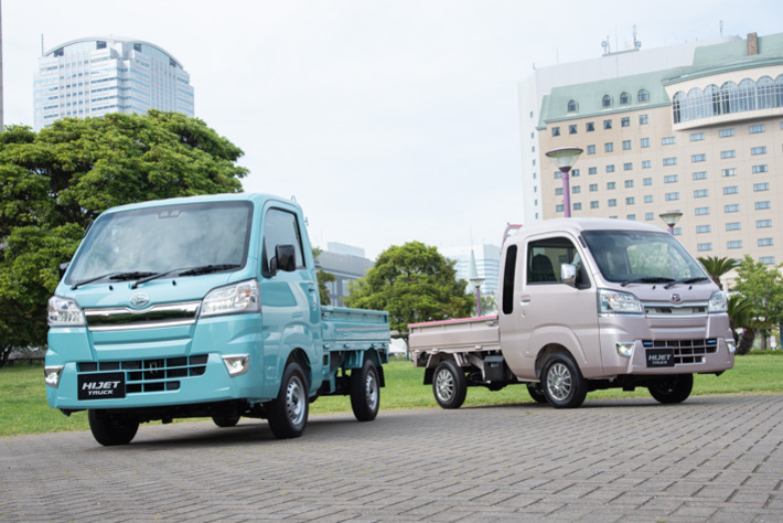 ダイハツ 新型 ハイゼット トラック／右はジャンボ”SA IIIt”（農業女子パック・オプション装着車）[ダイハツ ハイゼット トラック 新機能体感試乗会：2018年5月17日・ホテルニューオータニ幕張(千葉県千葉市)]