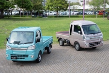 ダイハツ 新型 ハイゼット トラック／右はジャンボ”SA IIIt”（農業女子パック・オプション装着車）[ダイハツ ハイゼット トラック 新機能体感試乗会：2018年5月17日・ホテルニューオータニ幕張(千葉県千葉市)]