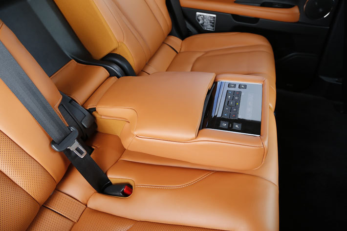 セカンドシートの中央席を倒すとアームレストとして利用できるだけでなく、ヒーターコントロールパネルやカップホルダーなどが標準装備されています。