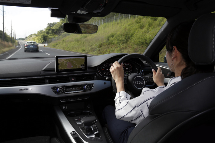 アウディ A4　TFSIクアトロ