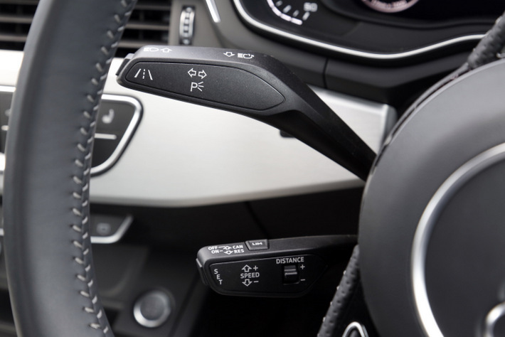 アウディ A4　TFSIクアトロ