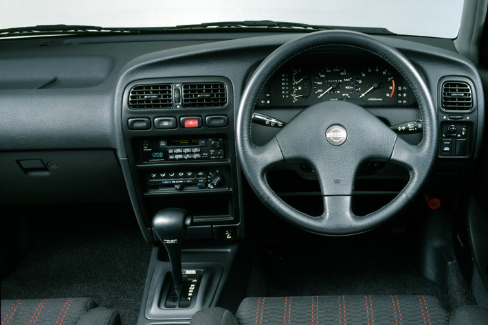 1990年　日産　プリメーラ2.0Teの内装