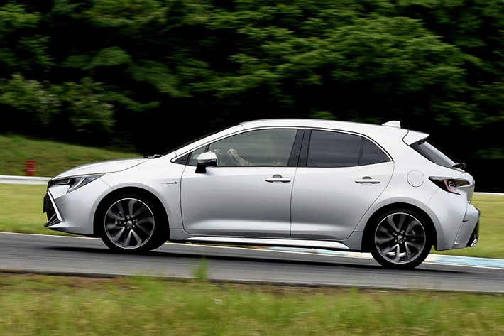 トヨタ カローラスポーツ 1.8リッターハイブリッド（HV）