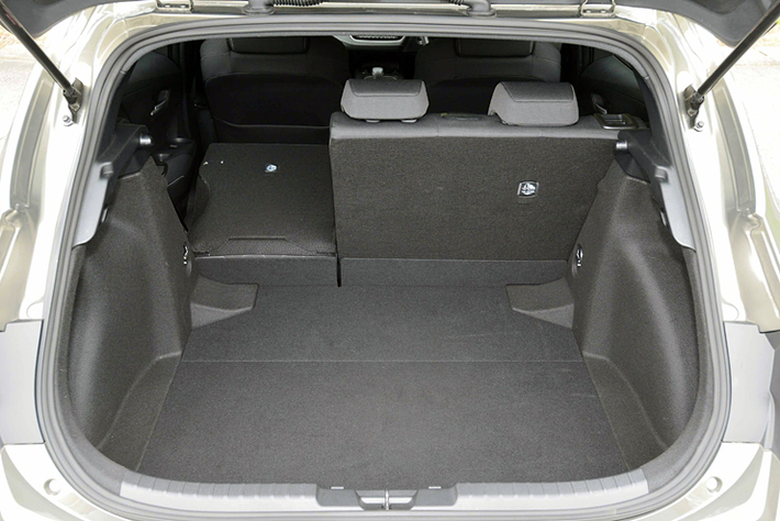 トヨタ カローラスポーツ 1.2リッターターボ 内装