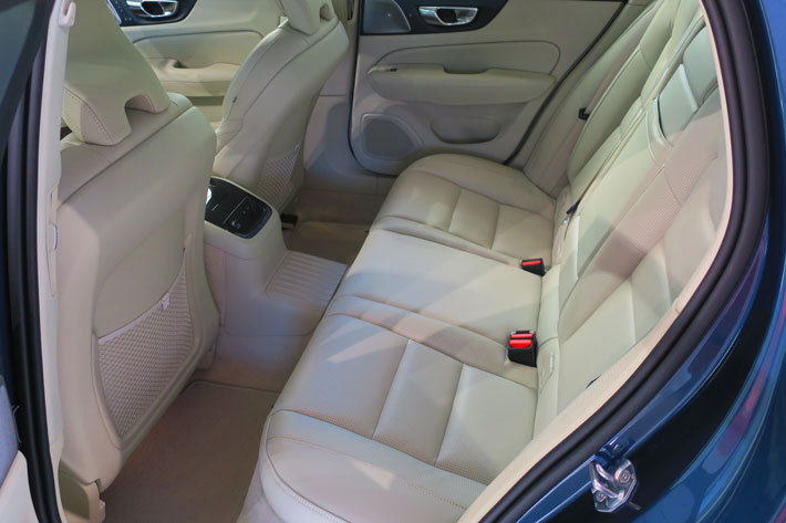 ボルボ 新型V60の内装・2列目シート