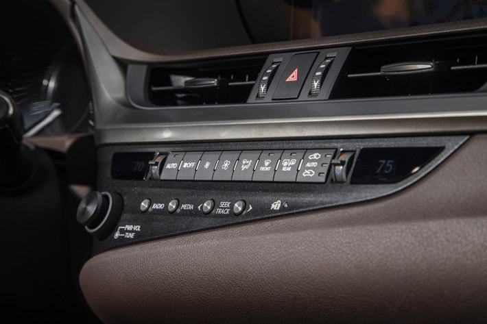 レクサス ES300h｜内装色：Topaz（Shimamoku Brown_Ultra Luxury）