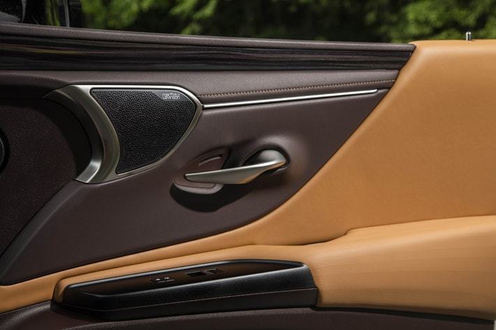 レクサス ES300h｜内装色：Topaz（Shimamoku Brown_Ultra Luxury）