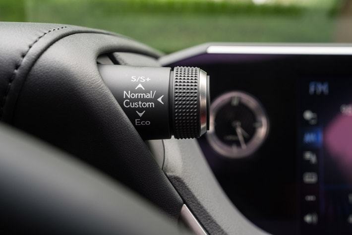 レクサス ES350 FSport｜内装色：Flare Red（Hadori）