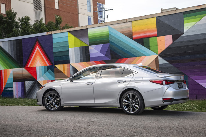 レクサス ES300h Fsport｜ボディカラー：プラチナムシルバー