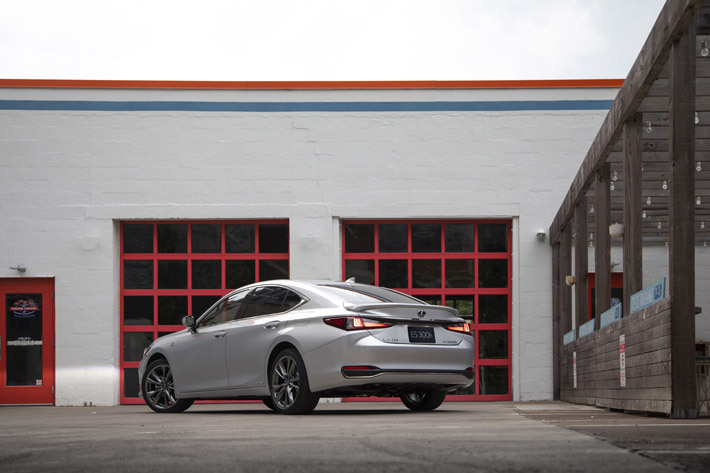 レクサス ES300h Fsport｜ボディカラー：プラチナムシルバー