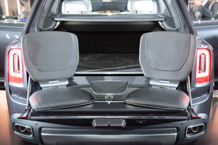 走行中の使用はできないが、停車時の休憩などにピッタリのシートがラゲッジに! 庶民には理解しがたいが、きっとお金持ちはコレを使ってお茶などを楽しむのだろう……