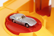 「トミカビル」はこうした楽しい仕掛けが満載だった[1971（昭和46）年／TOMICA(トミカ)]