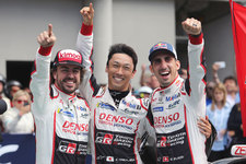 トヨタル・マン優勝　フェルナンド・アロンソ、中嶋 一貴、セバスチャン・ブエミ