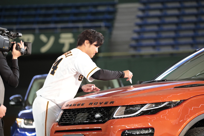 写真は2017年に行われた ジャガー・ランドローバー・ジャパン 読売巨人軍 オフィシャルカー契約 締結セレモニー