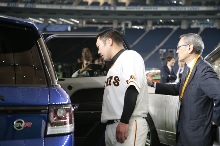 写真は2017年に行われた ジャガー・ランドローバー・ジャパン 読売巨人軍 オフィシャルカー契約 締結セレモニー