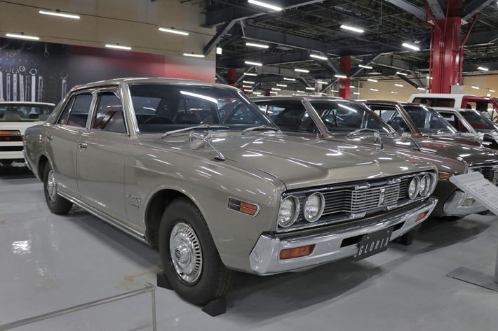 日産 グロリア 2000カスタムデラックス[1972年・230型]｜日産ヘリテージコレクション 取材会[2018年6月27日／日産座間事業所(神奈川県座間市)]