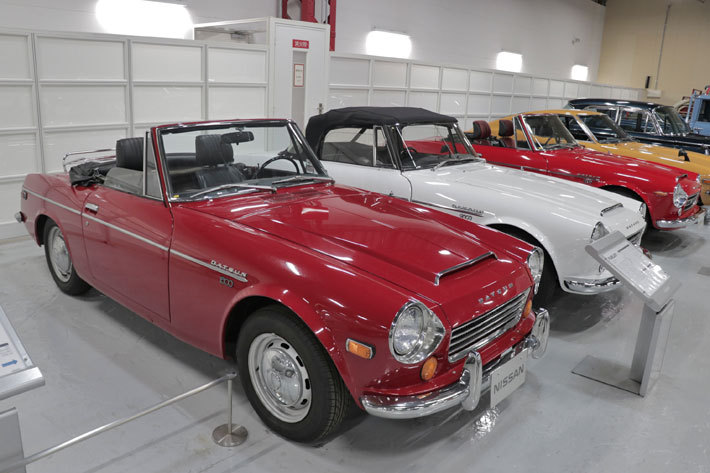 手前はDATSUN SPORTS 1600(日本名「フェアレディ SPL311」)｜日産ヘリテージコレクション 取材会[2018年6月27日／日産座間事業所(神奈川県座間市)]