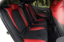 トヨタ 新型カローラスポーツ 1.8リッターハイブリッド（HV）